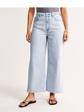 A&F Curve Love High Rise Cropped Wide Leg Jean. Light wash. Size 34.